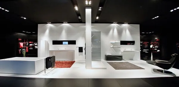 Modernes Ausstellungsbadezimmer mit schwarz-weißen Fliesen, freistehender Badewanne und Waschtisch