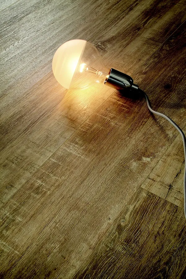 Nahaufnahme von warmen Holzoptikfliesen als robuster Bodenbelag