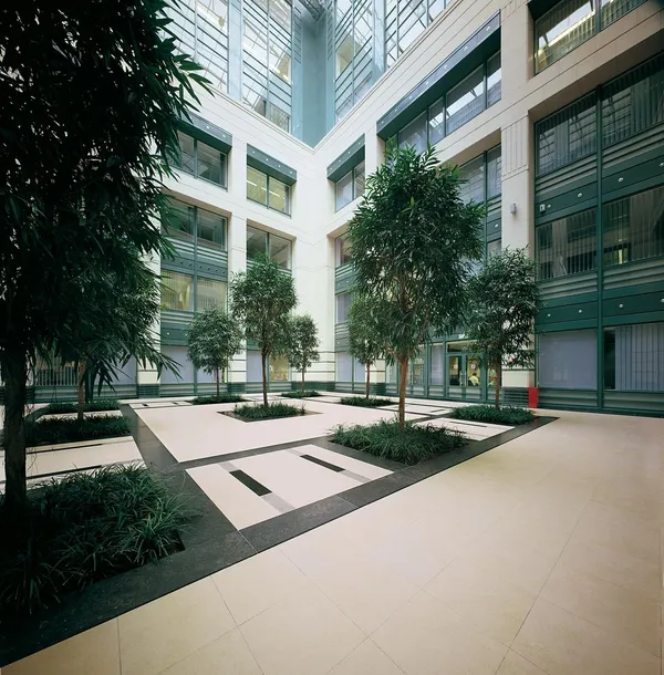 Moderner Innenhof mit großformatigen Bodenfliesen und klarer Architektur