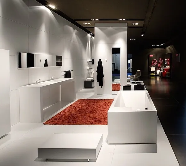 Modernes weißes Ausstellungsbadezimmer mit großformatigen Wand- und Bodenfliesen