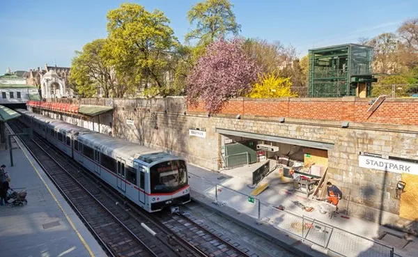 Fliesenarbeiten bei U-Bahn U4 Stadtpark, Wien